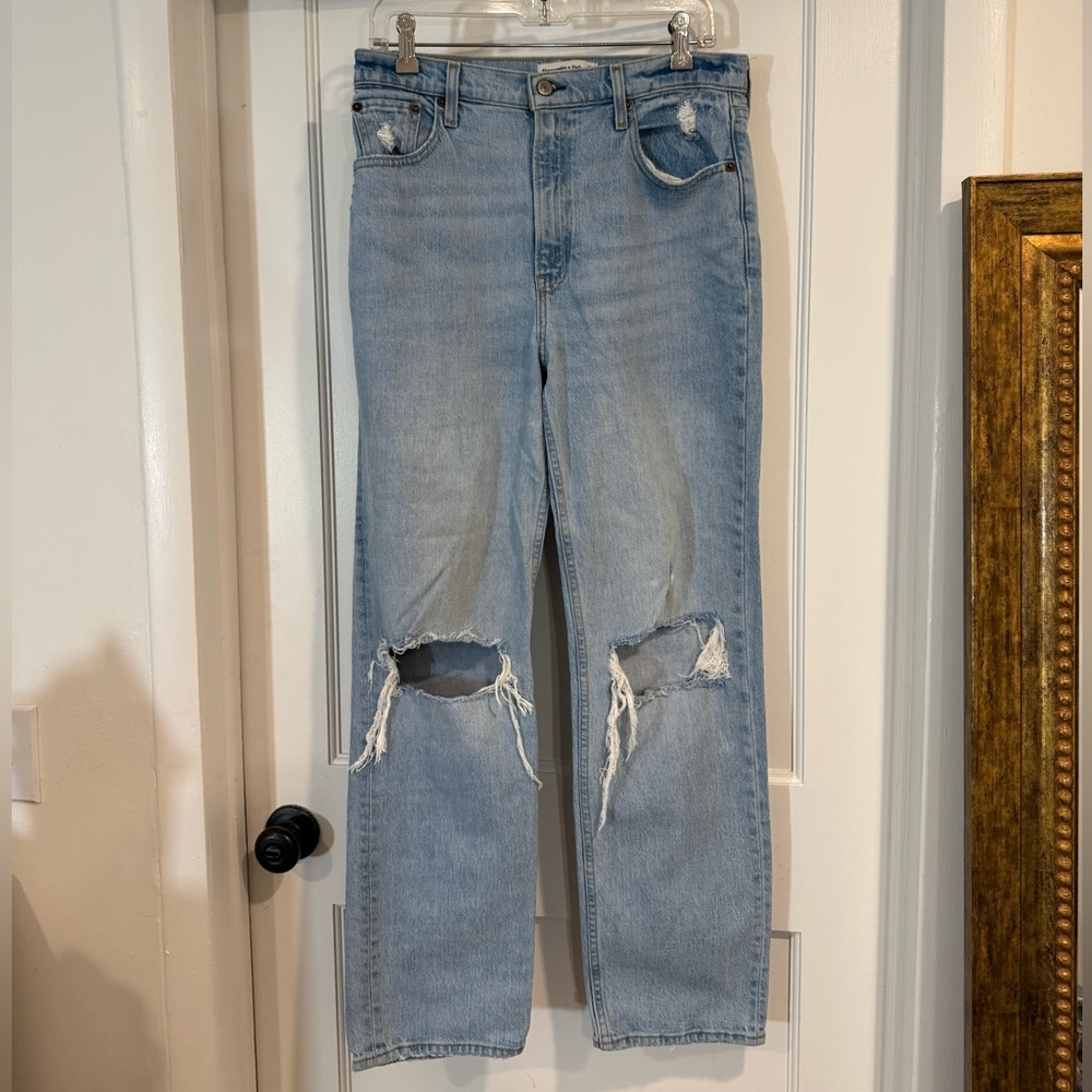 Abercrombie The ‘90s Straight Uktra High Rise Ripped Knee Jean